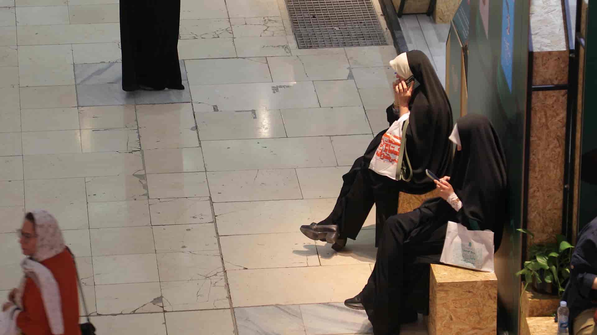 خانم های چادری در نمایشگاه کتاب